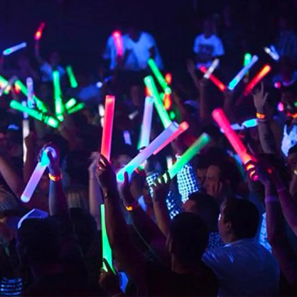 Lot de 100 Bâtons Lumineux LED en Mousse Multicolores 47cm (Bleu, Rouge, Vert)